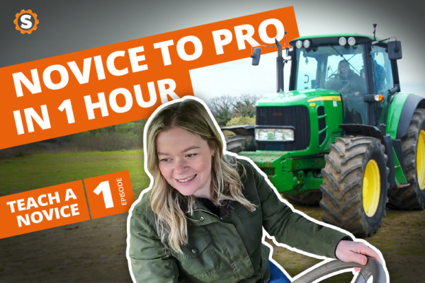 Undervisning af en nybegynder i at koble, trække og læsse med en John Deere 6930-traktor